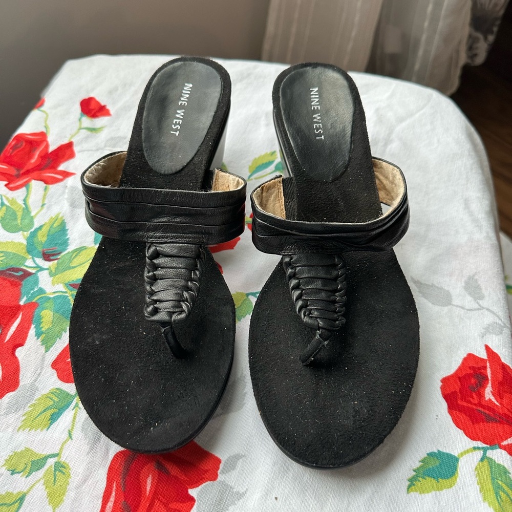 Nine West size 7 padded Thong slide Sandal leather strap short wedge heel black